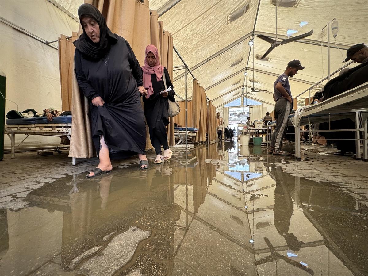 İsrail'in saldırdığı Gazze'de hastaneyi kanalizasyon suları bastı