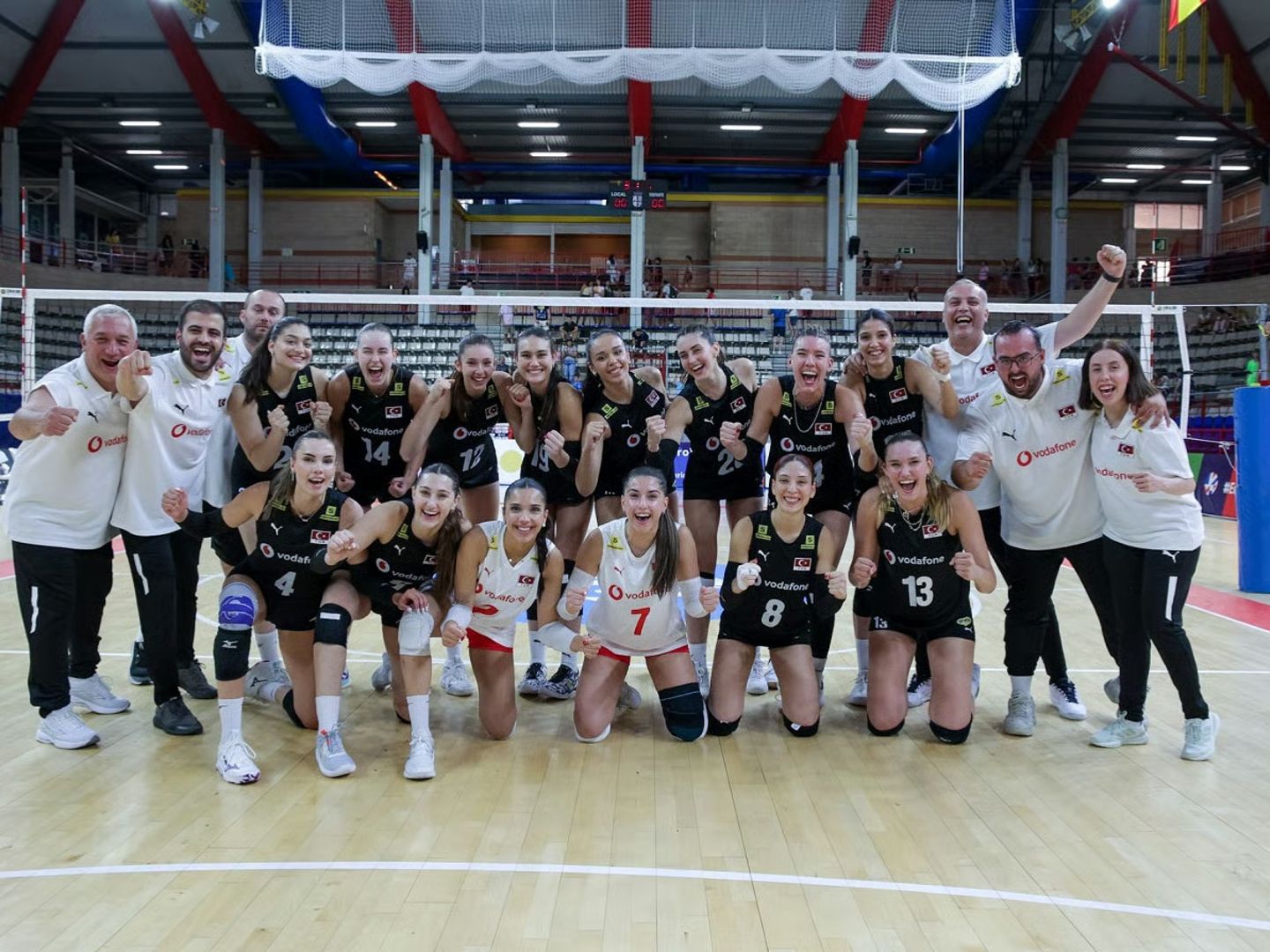 22 Yaş Altı Kadın Milli Voleybol Takımı, İspanya'yı devirip namağlup lider olarak Avrupa Şampiyonası biletini kaptı