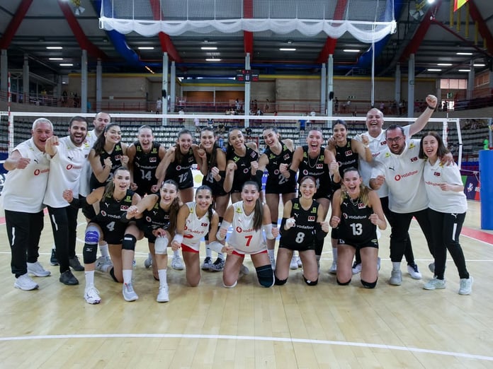 22 Yaş Altı Kadın Milli Voleybol Takımı, İspanya'yı devirip namağlup lider olarak Avrupa Şampiyonası biletini kaptı