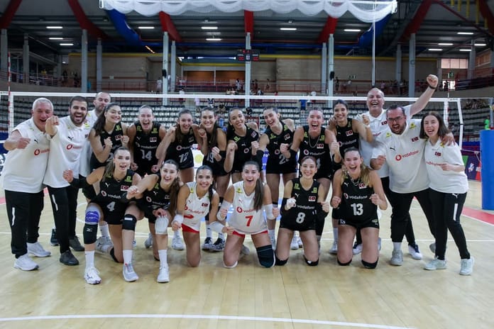 22 Yaş Altı Kadın Milli Voleybol Takımı, İspanya'yı devirip namağlup lider olarak Avrupa Şampiyonası biletini kaptı
