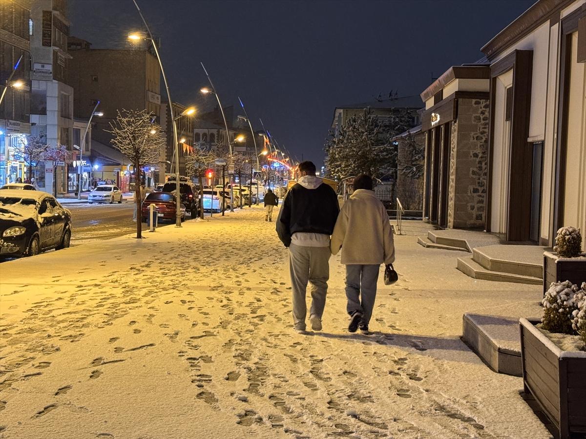 Bahar beklerken kış geri döndü: Erzurum beyaza büründü