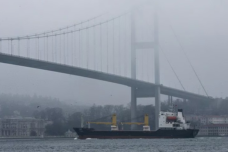 İstanbul Boğazında dev gemi arızalandı