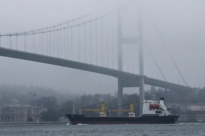 İstanbul Boğazı'nda kargo gemisi arızası: Gemi trafiği tekrar açıldı