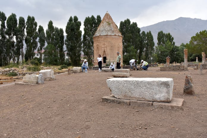 Van'daki Selçuklu Mezarlığında 6 yeni mezar keşfedildi