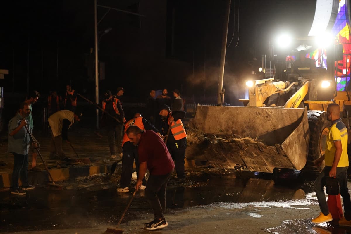 İsrail'in hedefi olan Suriye'de enkaz kaldırma çalışmaları sürüyor