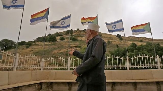 Süveyda'da Dürziler İsrail bayrağı açtı.