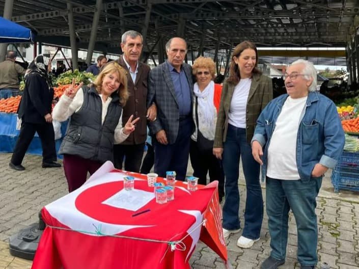 Türk Bayrağını masa örtüsü yaptı