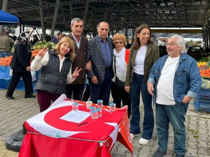 CHP İlçe Başkanı Türk Bayrağını masa örtüsü olarak kullandı