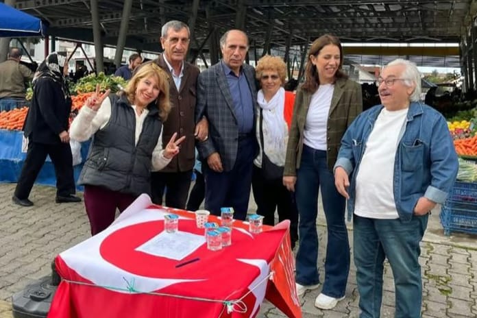 CHP İlçe Başkanı Türk Bayrağını masa örtüsü olarak kullandı