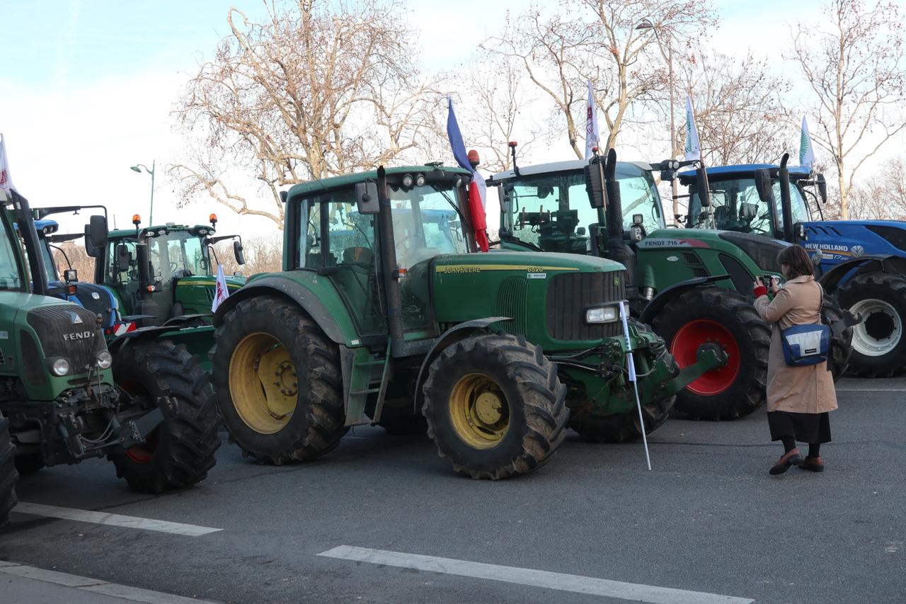 Paris'te çiftçiler traktörleriyle sokağa çıktı