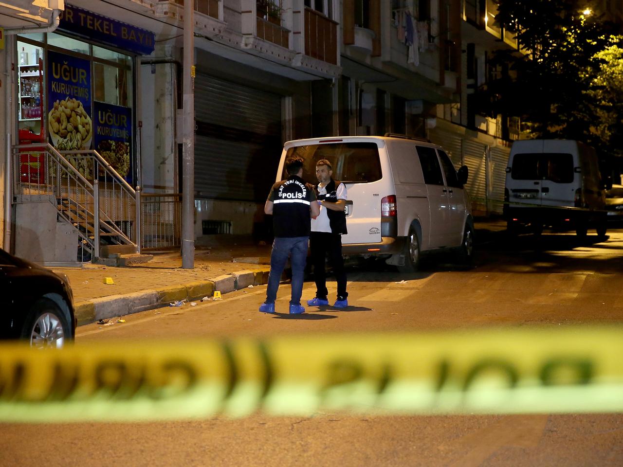 Tekel bayisini kurşunlayıp polisten kaçtılar