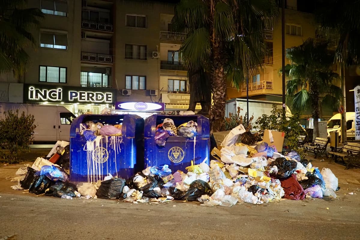 İzmir'de çöp krizi büyüyor: Biriken atıklar ateşe veriliyor