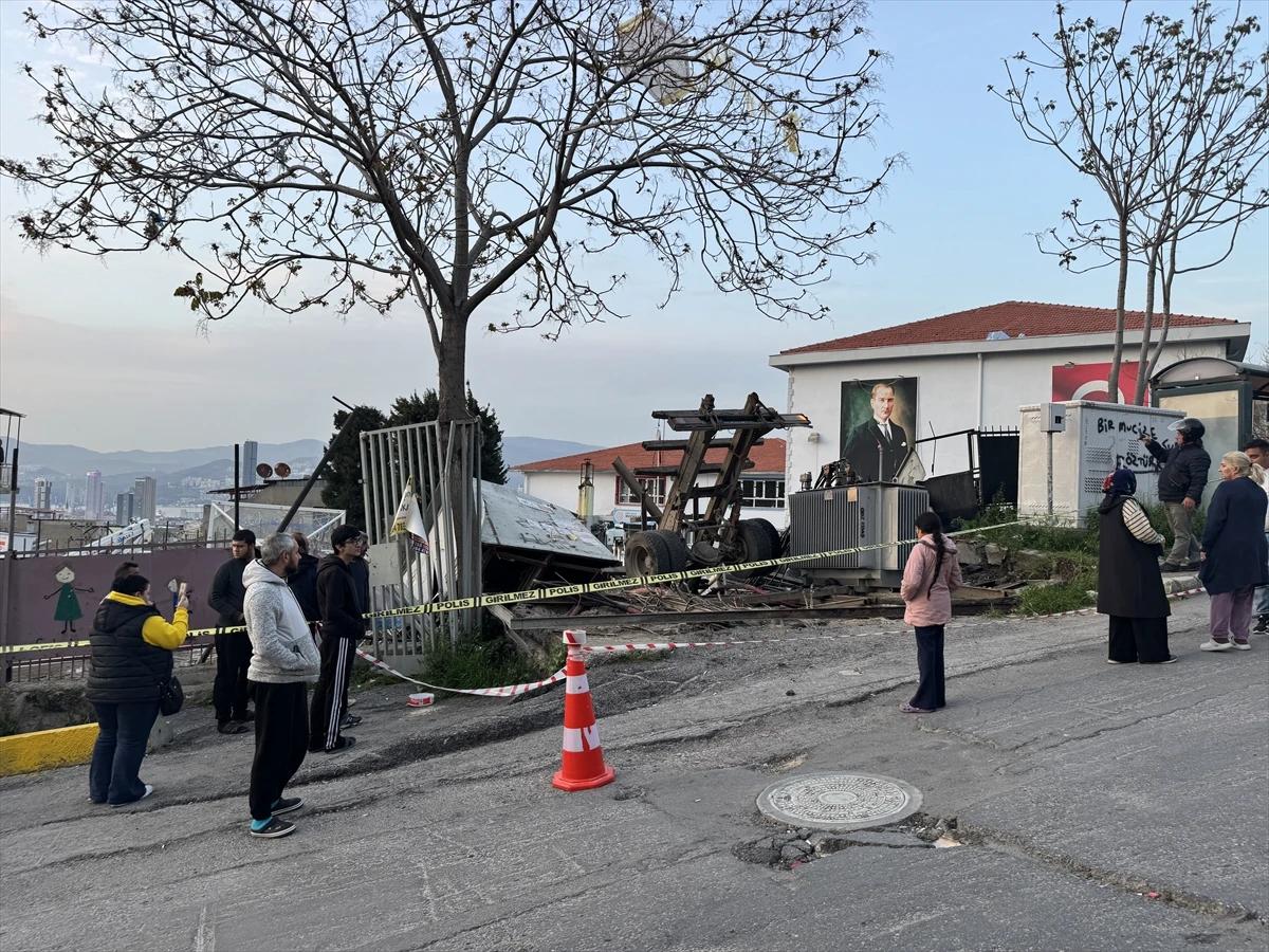 İzmir Konak'ta freni patlayan kamyon okul bahçesine devrildi