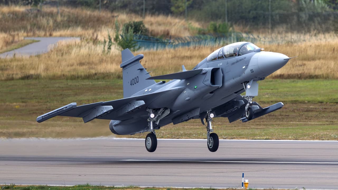 Saab, iki koltuklu Gripen F'nin ilk uçuşunu gerçekleştirdi