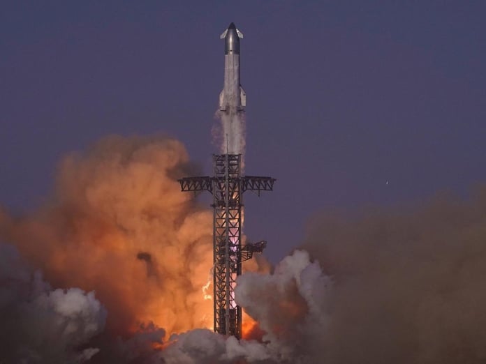 SpaceX dünyanın en büyük roketinin tasarımını değiştirdi