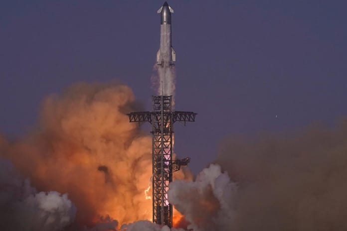 SpaceX dünyanın en büyük roketinin tasarımını değiştirdi