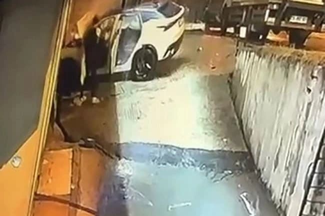 Beylikdüzü’nde feci kaza: Alev alan araçta mahsur kalan sürücüyü vatandaş kurtardı