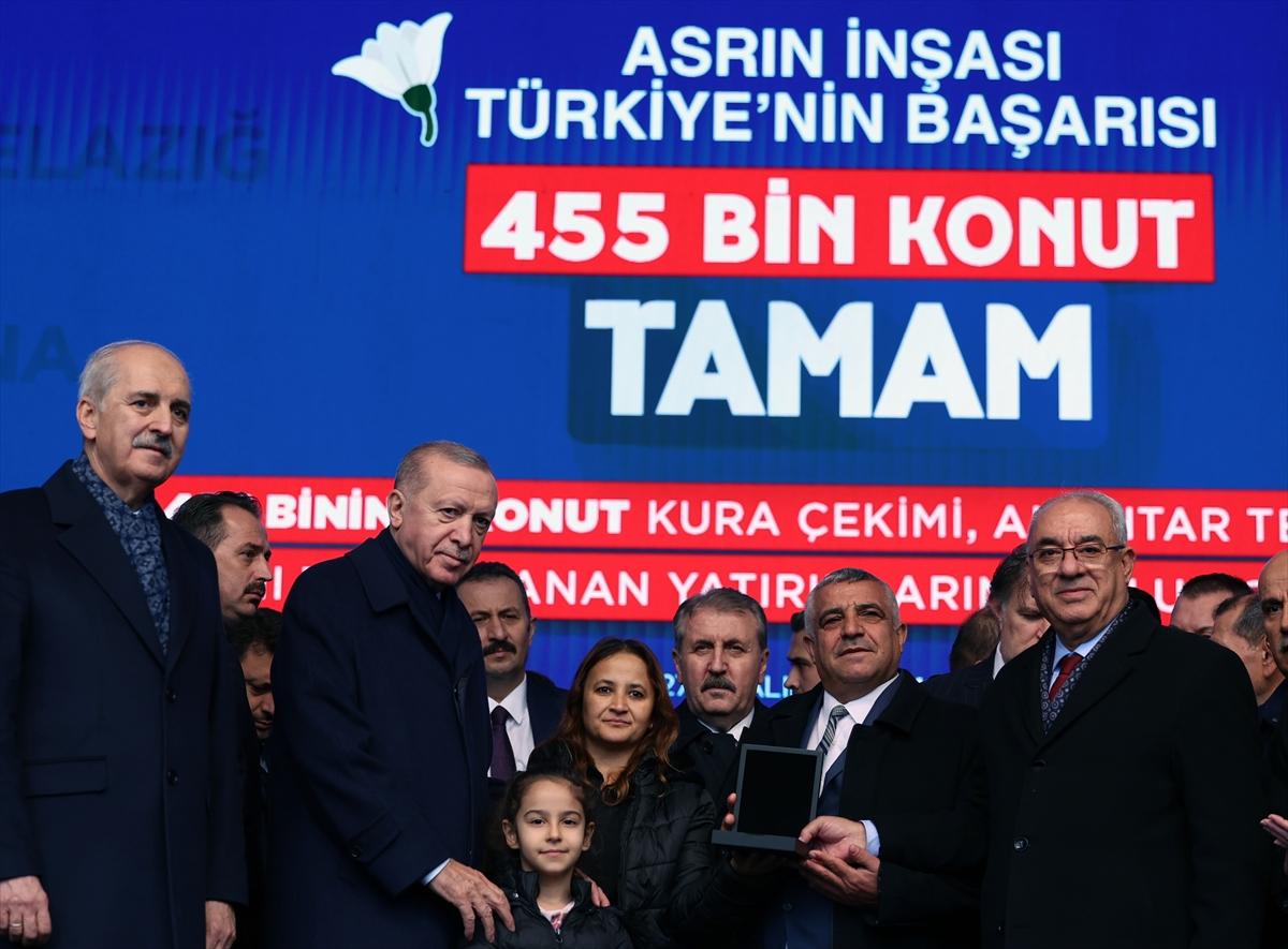 Afetzede aileler yeni yuvalarına kavuştu
