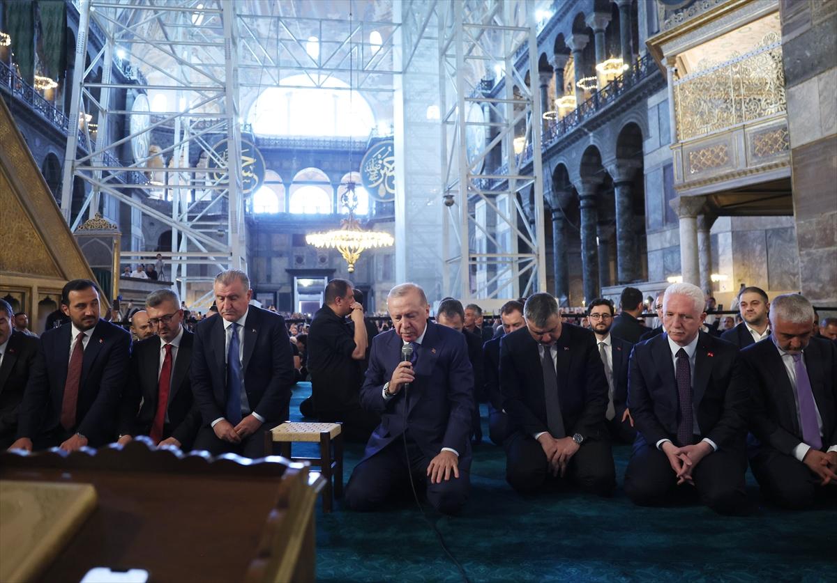 Cumhurbaşkanı Erdoğan'dan Ayasofya çıkışında fetih mesajı: Akşam İstanbul bir başka güzel olacak