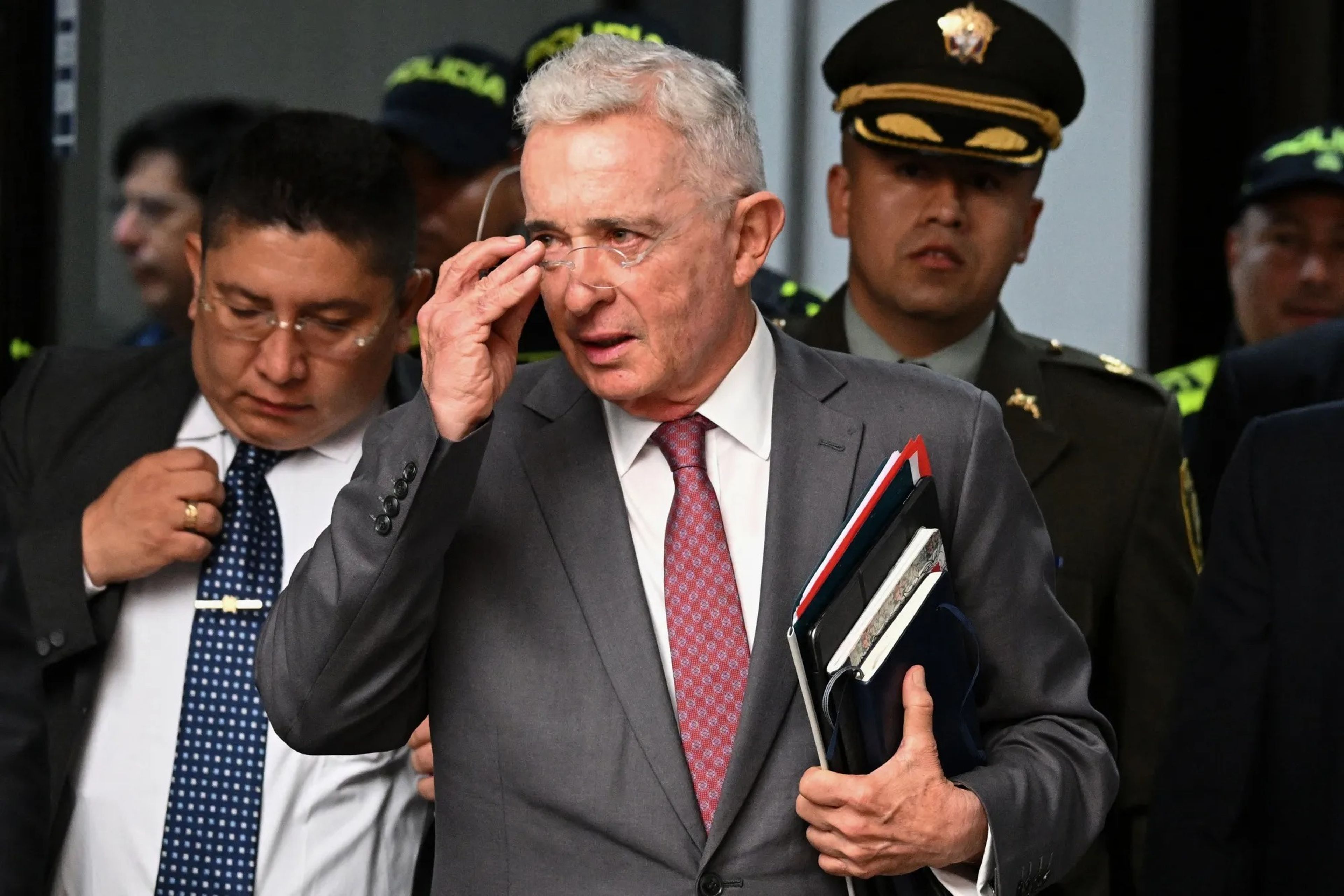 Álvaro Uribe tanıklara müdahale suçundan 12 yıl hapis cezasıyla karşı karşıya
