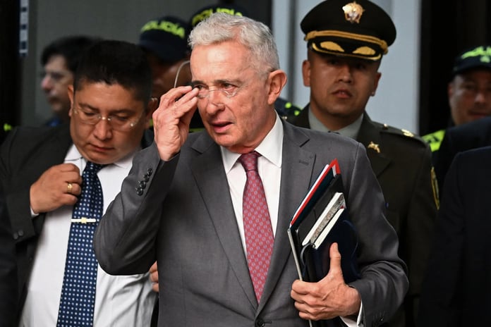 Álvaro Uribe tanıklara müdahale suçundan 12 yıl hapis cezasıyla karşı karşıya