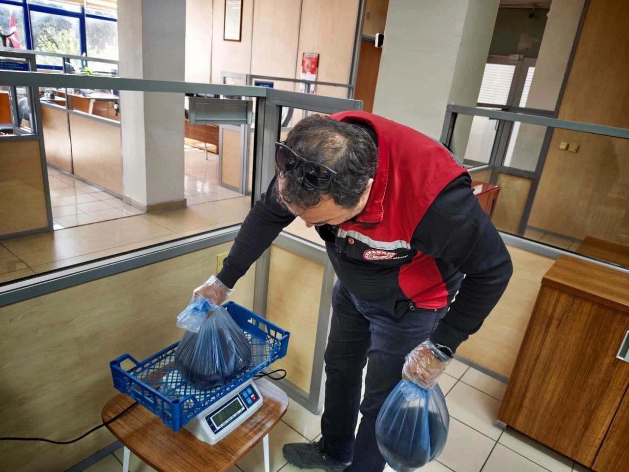 Kayseri Havalimanı'nda 25 bin canlı sülük ele geçirildi