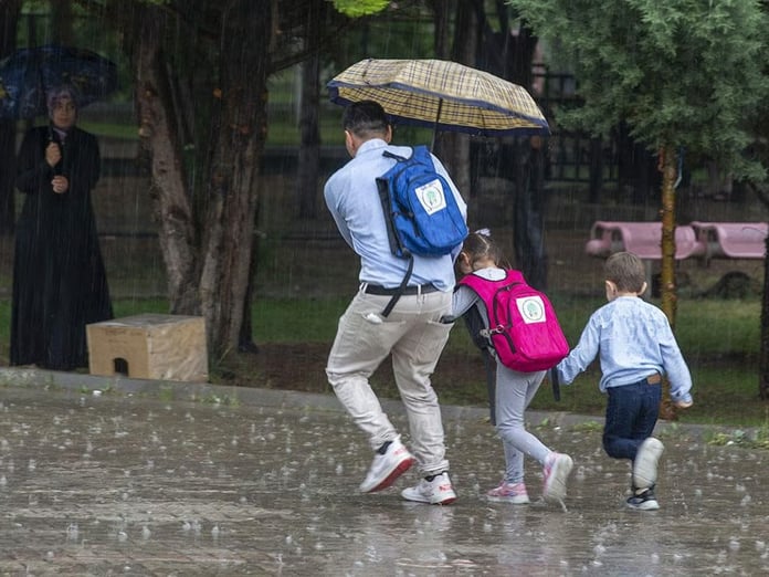 İstanbul’da sağanak alarmı: Okullar tatil edildi 
