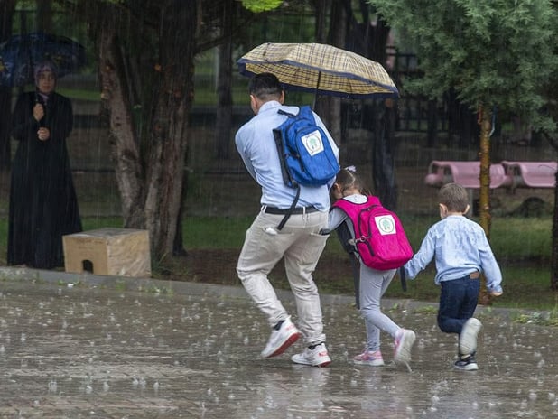 İstanbul’da sağanak alarmı: Okullar tatil edildi 