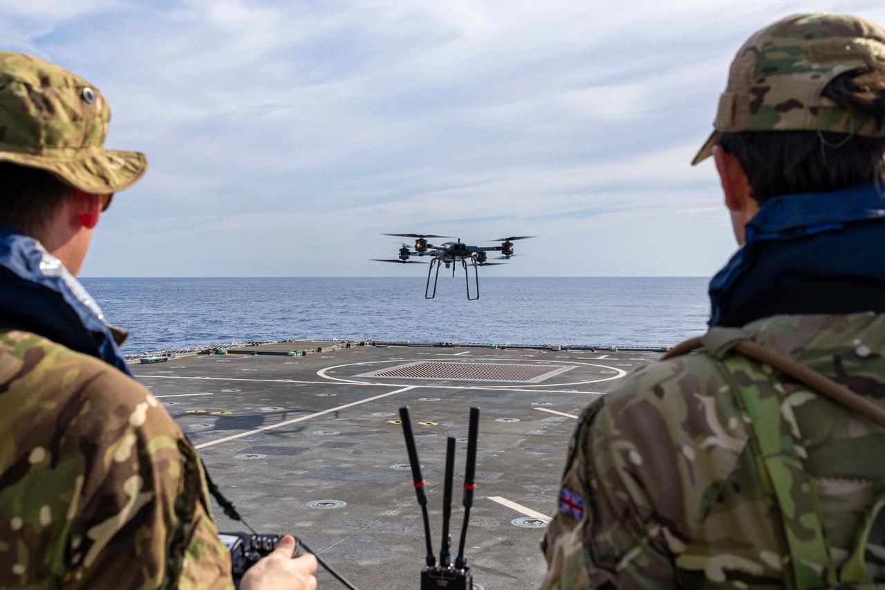 Kraliyet Donanması ağır yük dronunu gemiden uçurdu