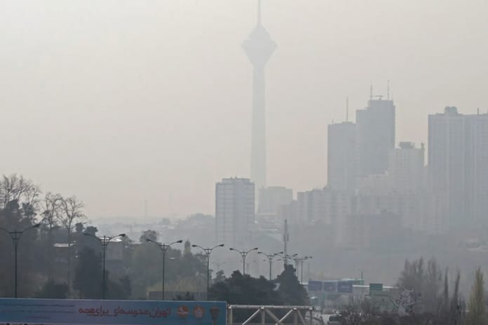 Tahran'da yüksek hava kirliliği nedeniyle okullar ve resmi kurumlar tatil edildi