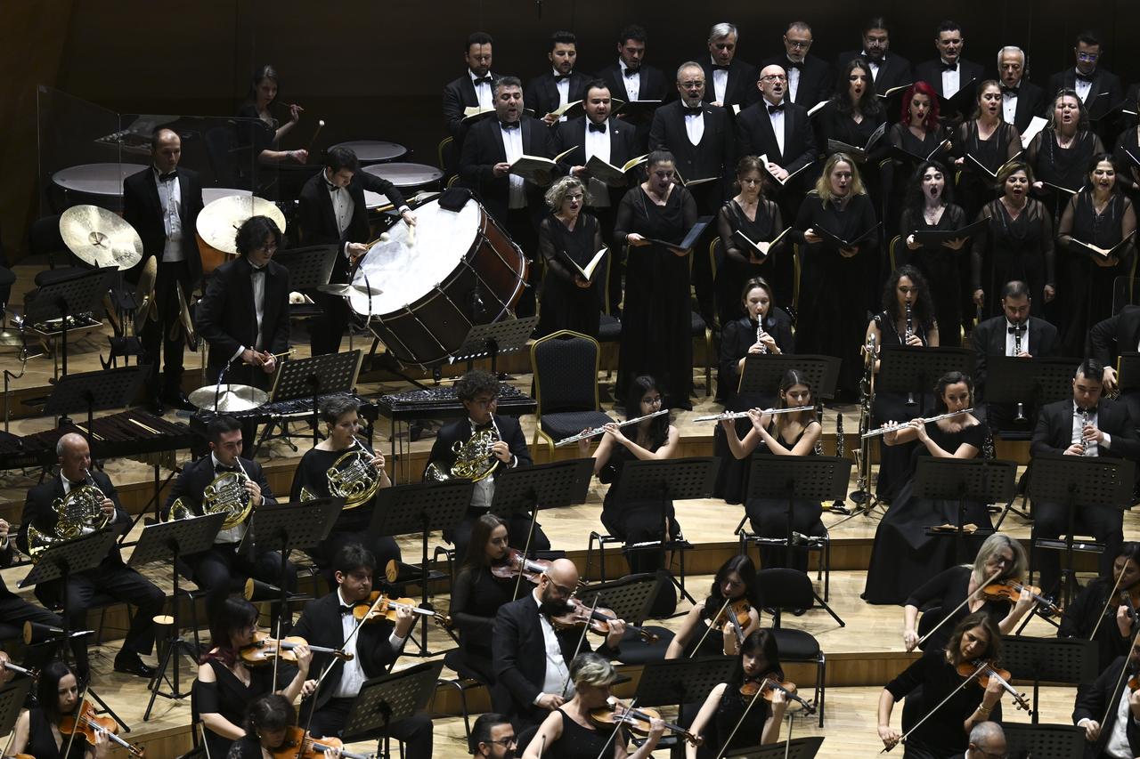 'Dünya Korolar Günü' coşkusu: Üç büyük koro 'Carmina Burana' için sahnede buluştu