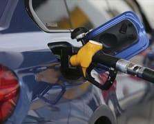 Brent petrol son 5,5 ayın dibini gördü: Benzine indirim yolda