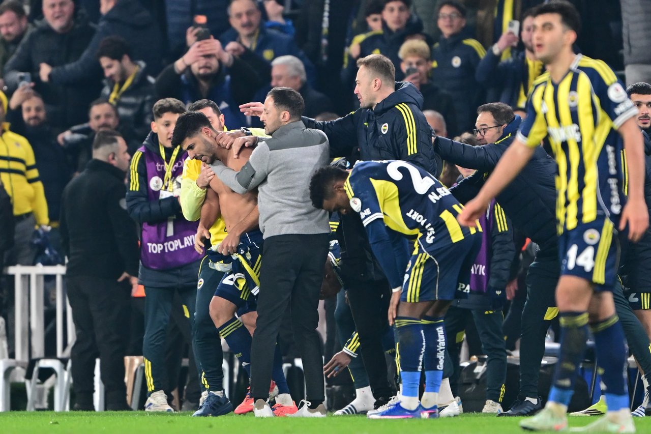 Fenerbahçeli oyuncular Asensio'nun golü sonrası seviniyor