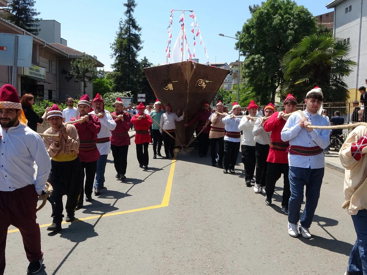 Gemileri tekrar karadan yürüttüler