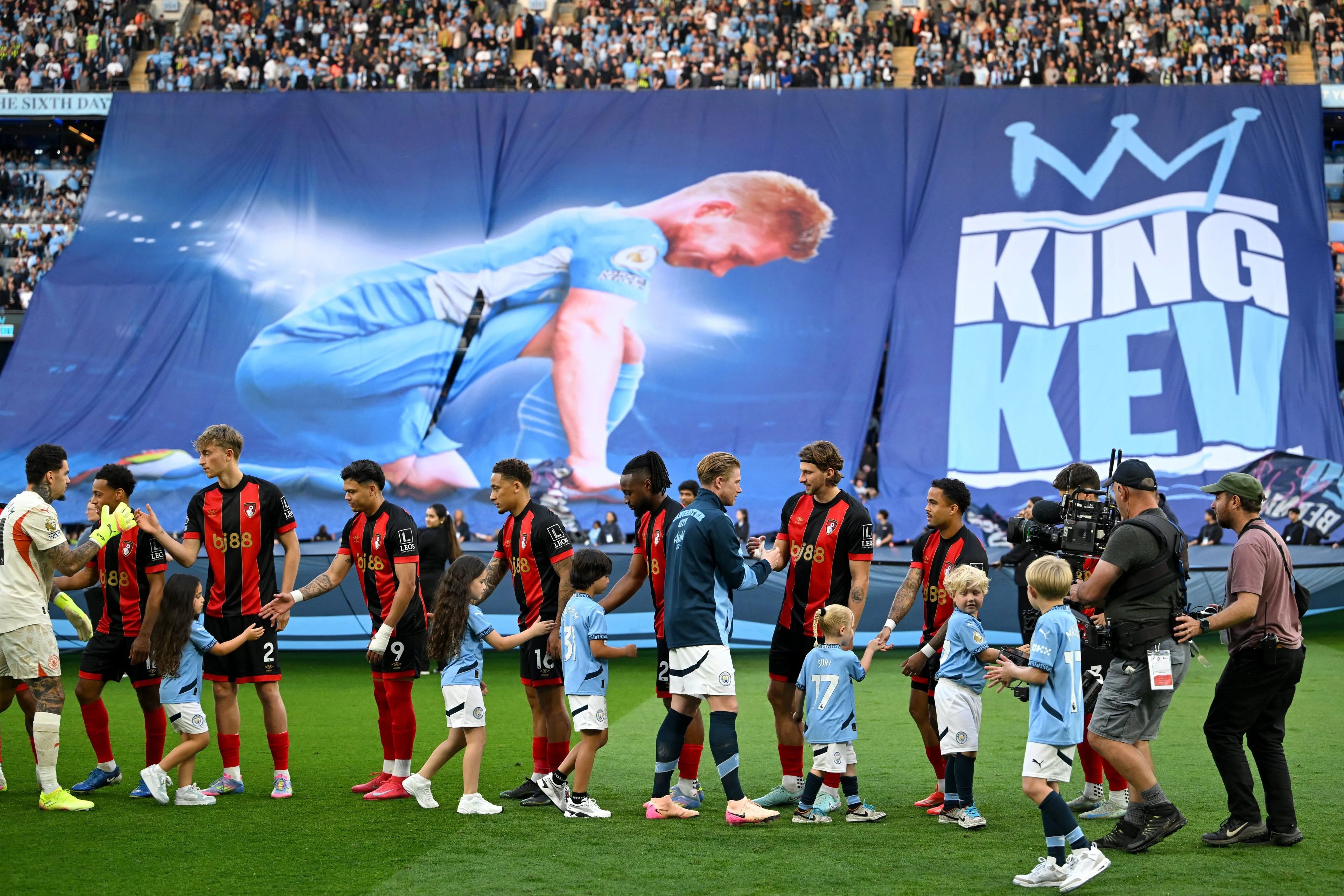 Manchester City, De Bruyne'nin duygusal vedasına 3-1'lik Bournemouth galibiyetiyle eşlik etti.