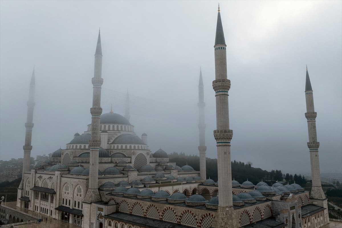 İstanbul'da sabah saatlerinde sis etkili oluyor