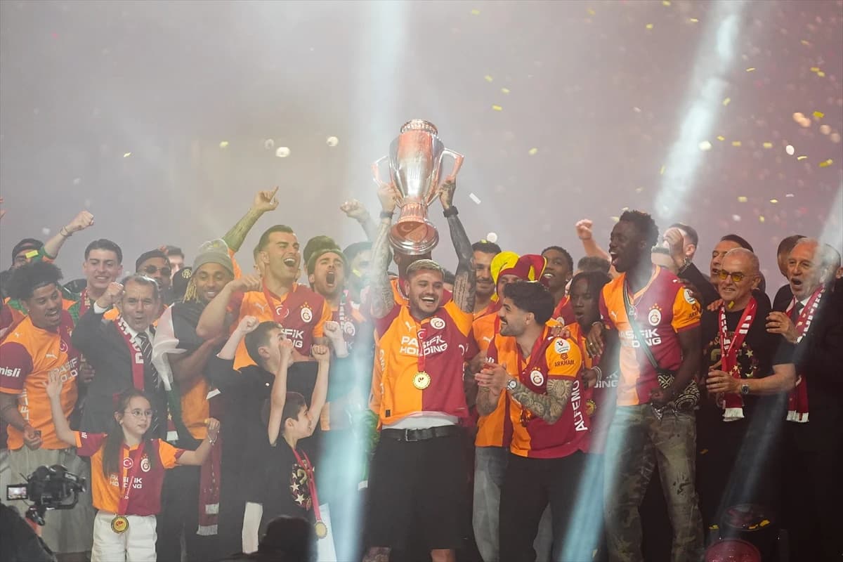 Galatasaray 26. şampiyonluk kupasını RAMS Park'ta kaldırdı
