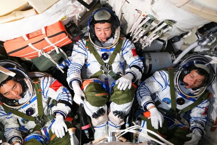 Çin'in uzay istasyonundaki taykonot ekibi Dünya'ya döndü