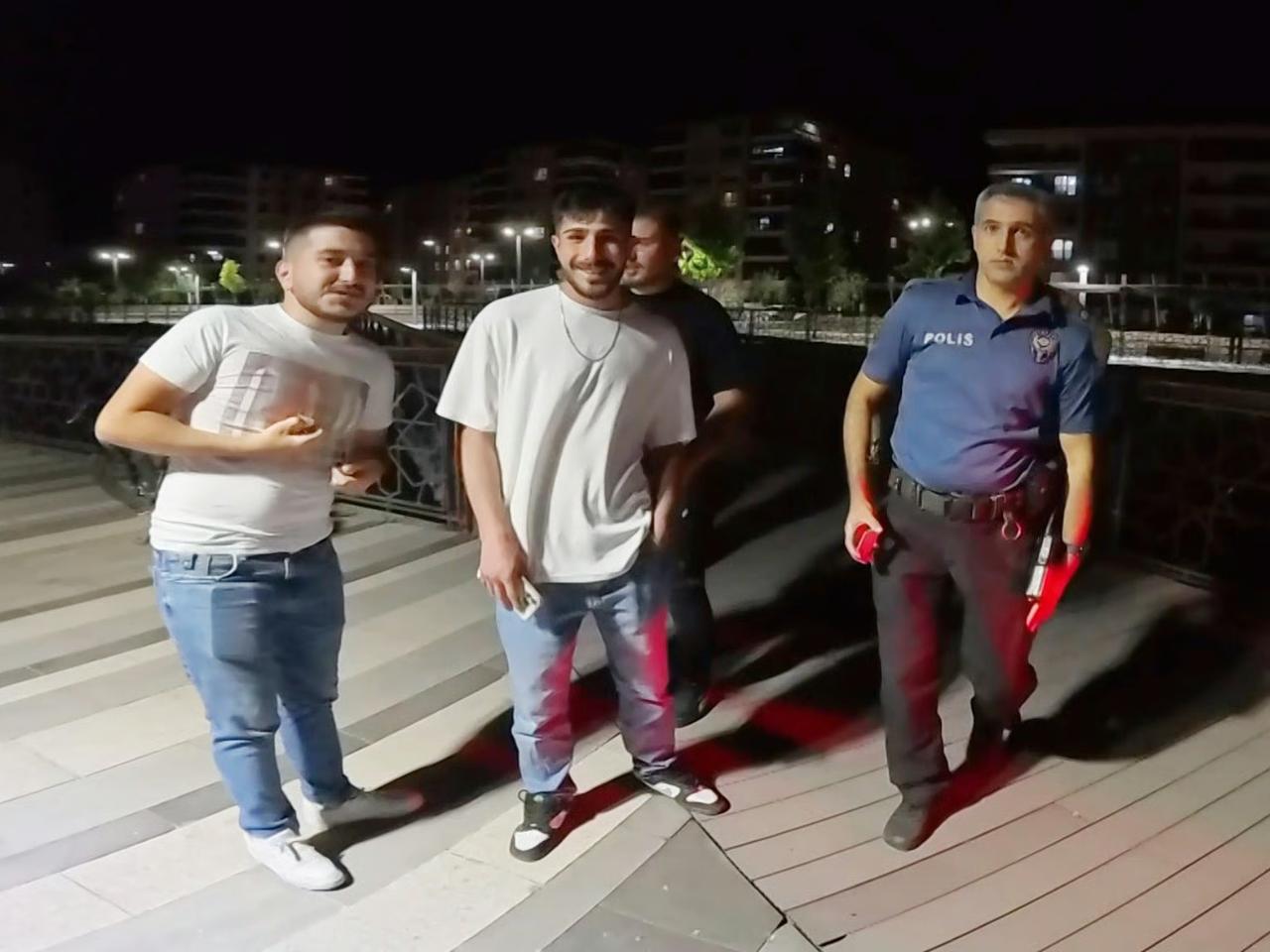 Parkta motosiklet sürdü ceza kesilmemesi için direndi