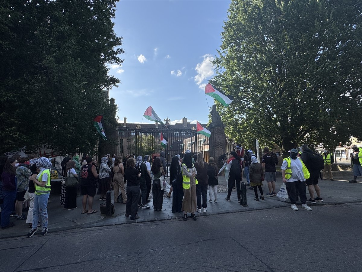 Cambridge öğrencileri, İsrail'le ilişkilerin kesilmesi talebiyle çadırlar kurarak eylem başlattı. (AA)