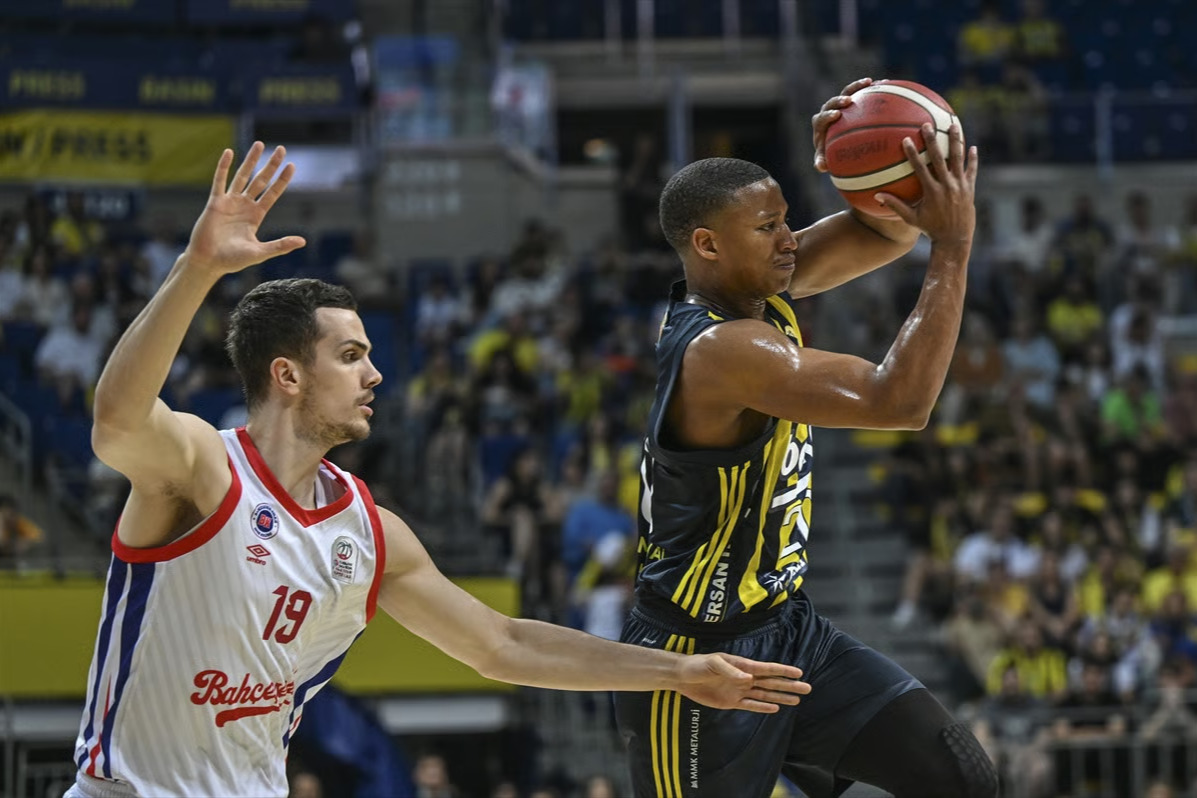 Fenerbahçe Bahçeşehir Koleji karşısında seride 2-0 öne geçti
