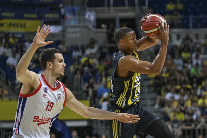 Basketbol Süper Ligi play-off yarı finalinde Fenerbahçe, ikinci maçı kazanarak seride durumu 2-0'a getirdi