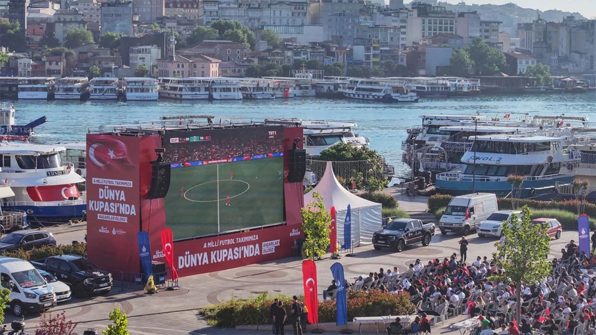 Türkiye tek yürek! Dünya Kupası coşkusu meydanlara taştı 