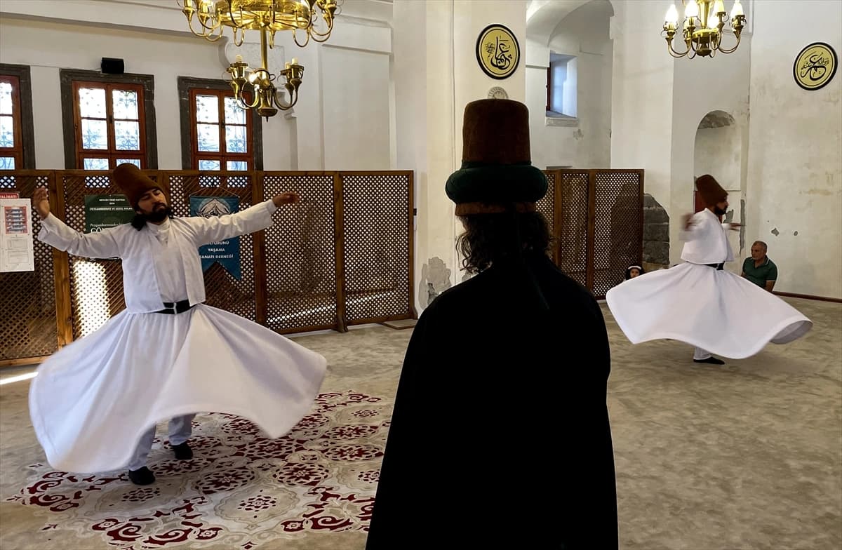 Tarihî mekânlarda sema yapıyor