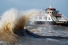Marmara’da fırtına alarmı: Deniz ulaşımı durdu