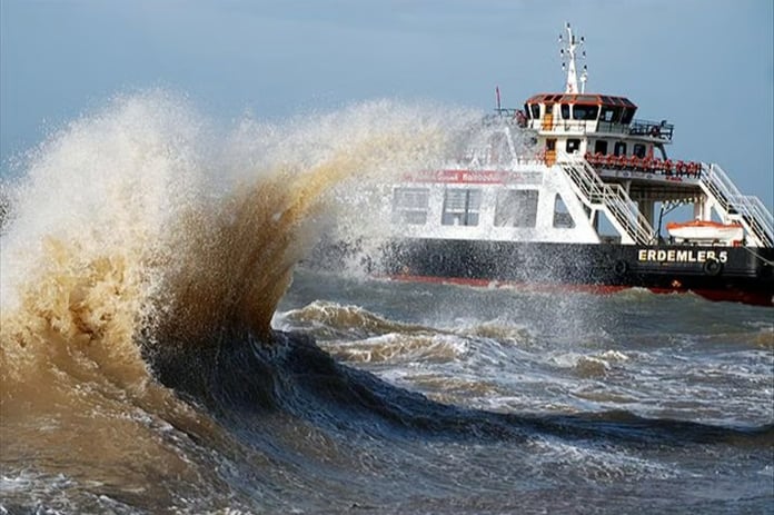 Marmara’da fırtına alarmı: Deniz ulaşımı durdu