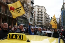 Atina'da grevdeki taksiciler Meclis binasına yürüyüş düzenledi

