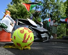 Wimbledon'da Filistin protestosu: Göstericiler, Barclays Bank'ı hedef alan eylem düzenledi