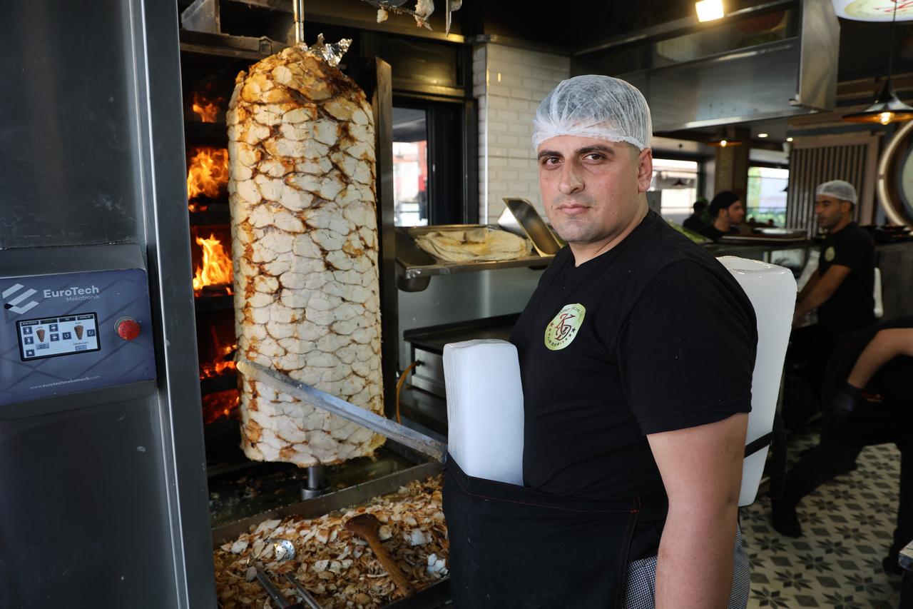 Döner ustaları sırt ve göğüslerine kalıp buz koyarak çalışmaya başladı