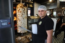 Döner ustaları sırt ve göğüslerine kalıp buz koyarak çalışmaya başladı